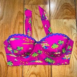 Hollister Strapless Swimsuit Bikini NWT
super cute strapless swim top!